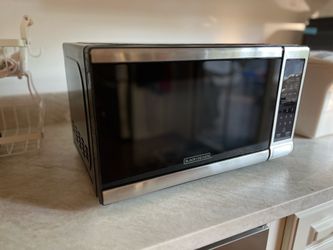 *Like new* Black + deck countertop microwave