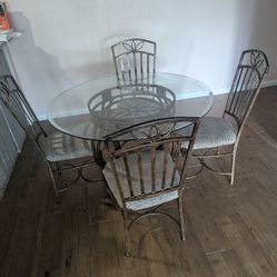 DINING SET IN GOOD CONDITION 