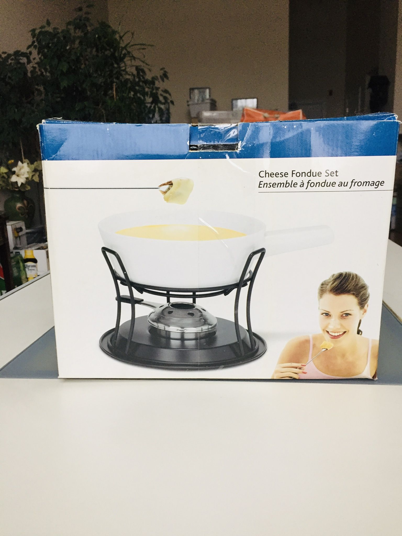Trudeau Cheese Fondue Set. Absolutely new, still in original box. 11 pieces. Entertaining with Recevoir avec style.Let you savor life’s little moments