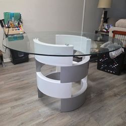 Dining Room Table With White Chairs 