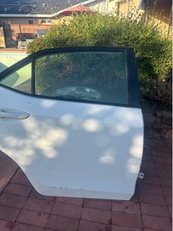 REAR RIGHT SIDE DOOR 2014-2019 TOYOTA COROLLA WITH HINGES (WHITE COLOR) DENTS.