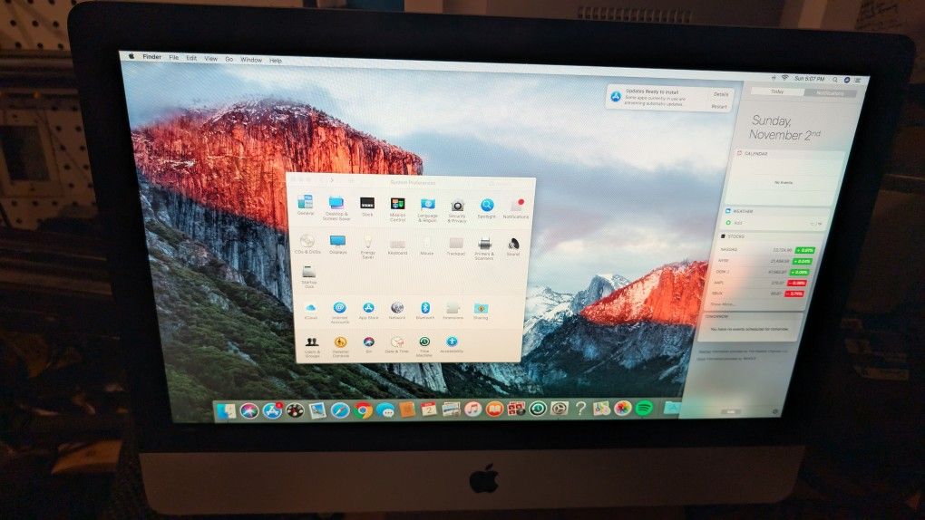 Apple iMac With Keyboard And Mouse