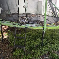 Trampoline Outdoor with Basketball Hoop and Net, Capacity for 4-6 Kids and Adults