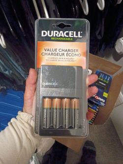 Duracell Rechargeable Value Charger with 4 Batteries