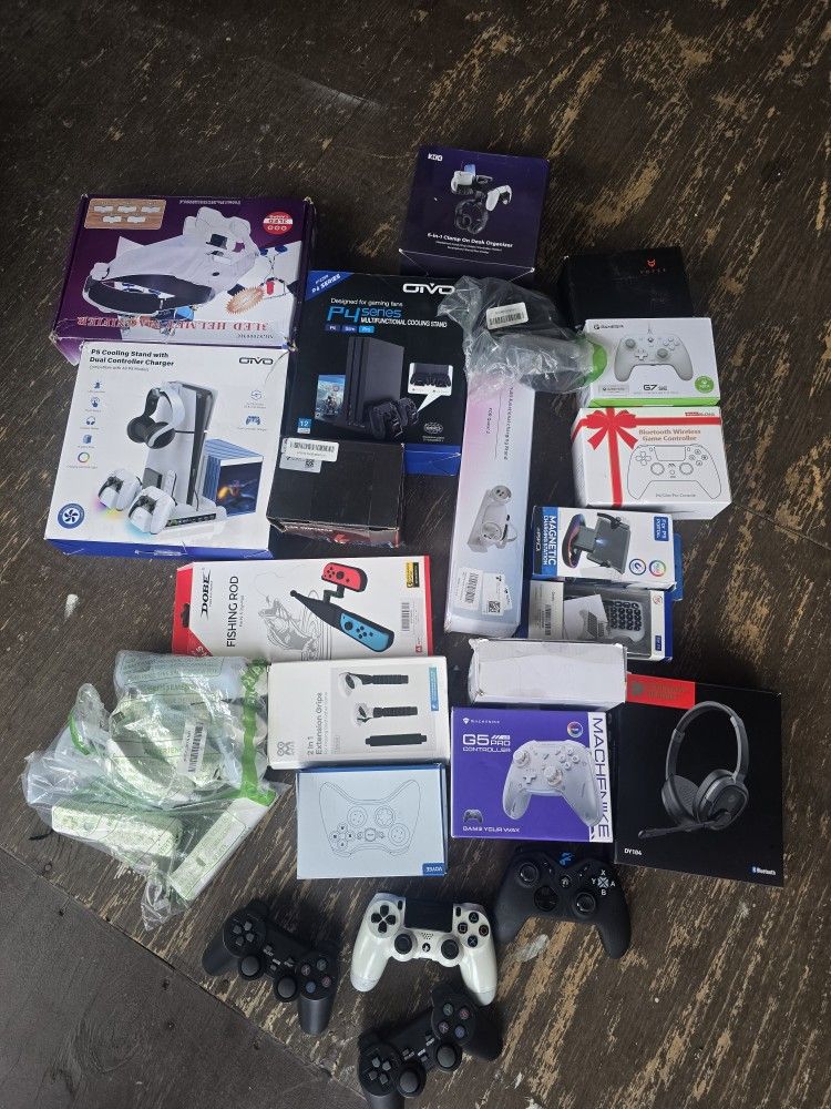 Lot Of ControllersGamming Accessories