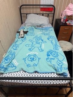 2 twin beds with mattress
