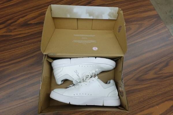 On Women’s Size 8 THE ROGER Advantage Sneaker