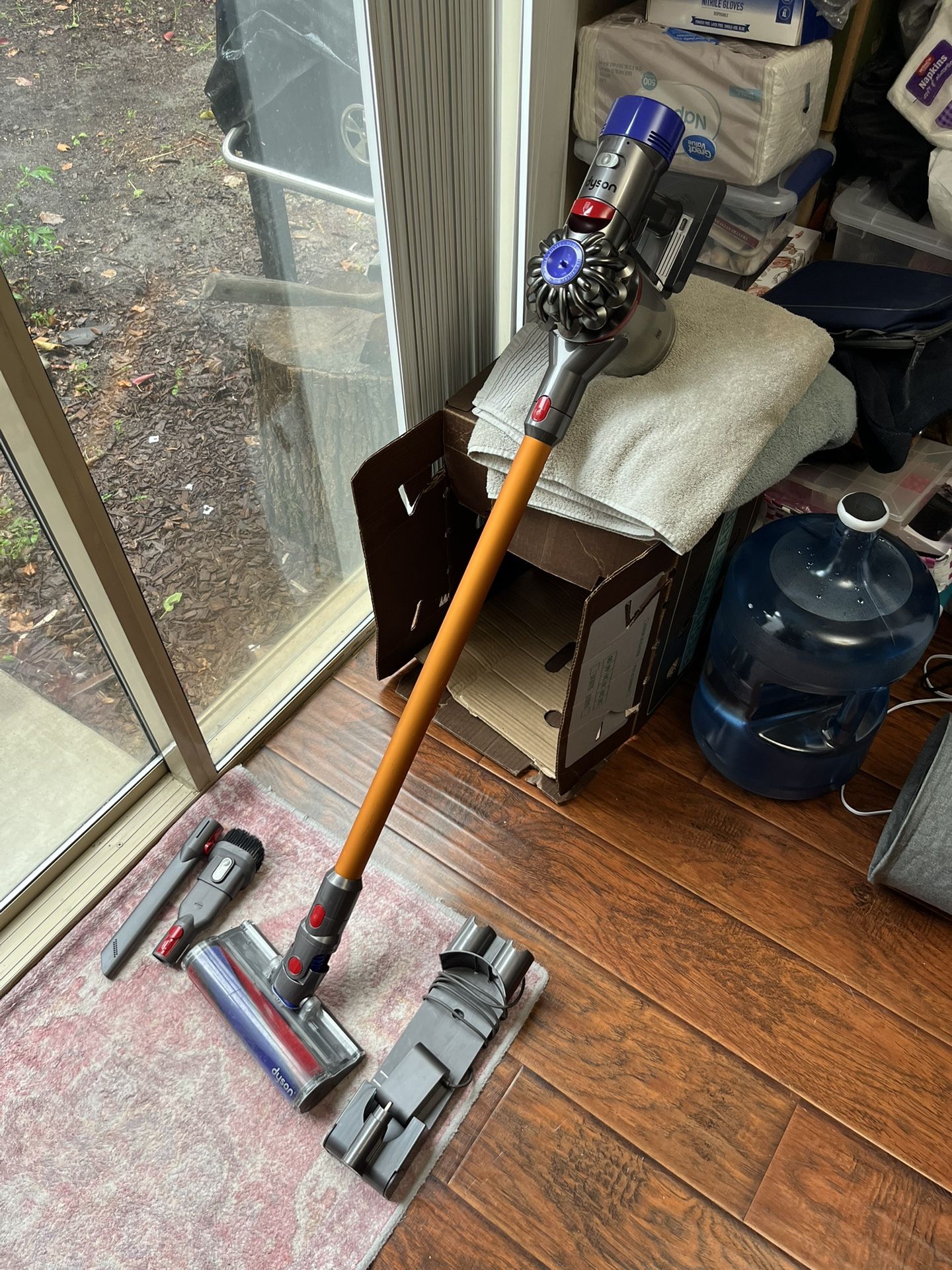 Dyson 214730-01 V8 Absolute Cordless Stick Vacuum Cleaner