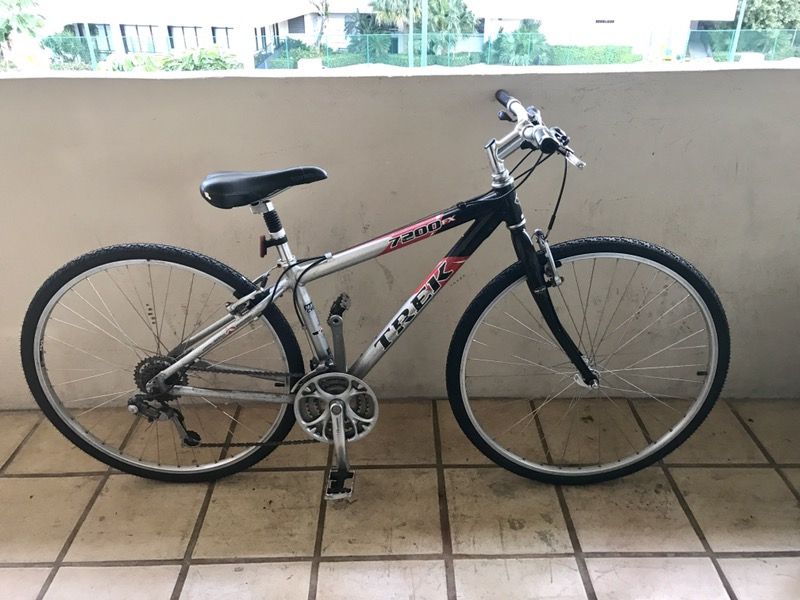 27" TREK 7200 FX 24-SPEED HYBRID BIKE. EXCELLENT CONDITION!