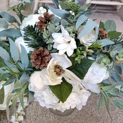 3 Ivory Bridal Bouquets of artificial flowers White, vases not included

Condition is used twice
$70 for largest bouquet
$20 for 2 smaller bouquets

M