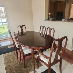 Traditional Queen Anne style dining table and 6 chairs