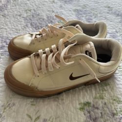 Nike Women’s Shoes Like New Size 9’5 Like New  