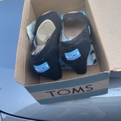 Size 7 wedge Tom’s
