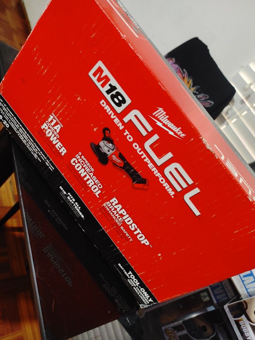 MILWUAKEE 4 1/2" GRINDER FUEL
2888-20
$160