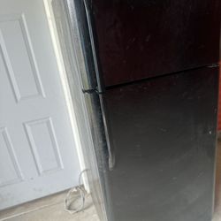 Frigidaire Refrigerator w/ Icemaker