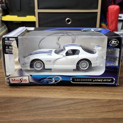 Maisto Special Edition White And Bule Stripped Dodge Viper GT2 1:24 Scale Die-Cast Collectable Toy Car 
