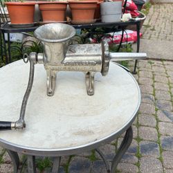 Grinder to make a sausage