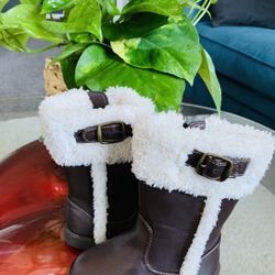 Brand New very cute pair of Old Navy Boots for kids SIZE 5 (6-12 Months)