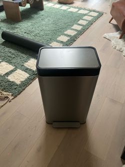 Trash can - like new