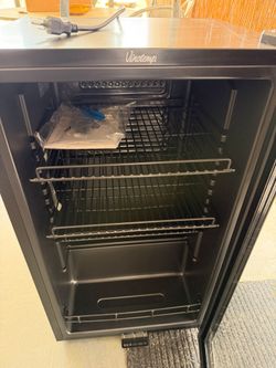 Wine refrigerator