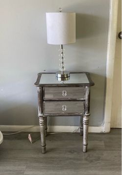 End Table/Nightstand w/ Lamp