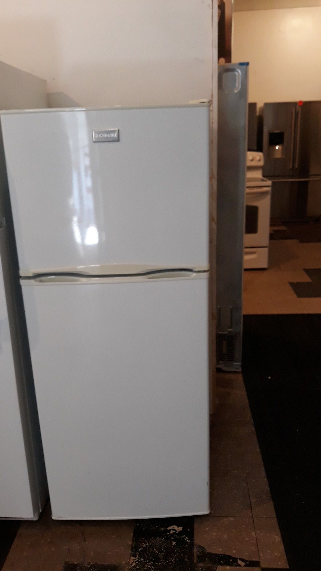 FRIGIDAIRE TOP AND BOTTOM REFRIGERATOR EXCELLENT CONDITION 24" 4 MONTHS WARRANTY