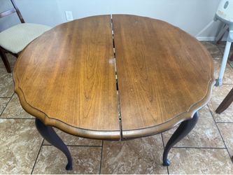 Round Expendable Dining Table with 4 Chairs