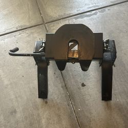 Curt E16 5th Wheel Trailer Hitch - Slide Bar Jaw - 16,000 lbs