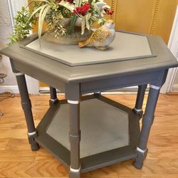 Set of 2 side/ end tables—NEWLY REFINISHED 