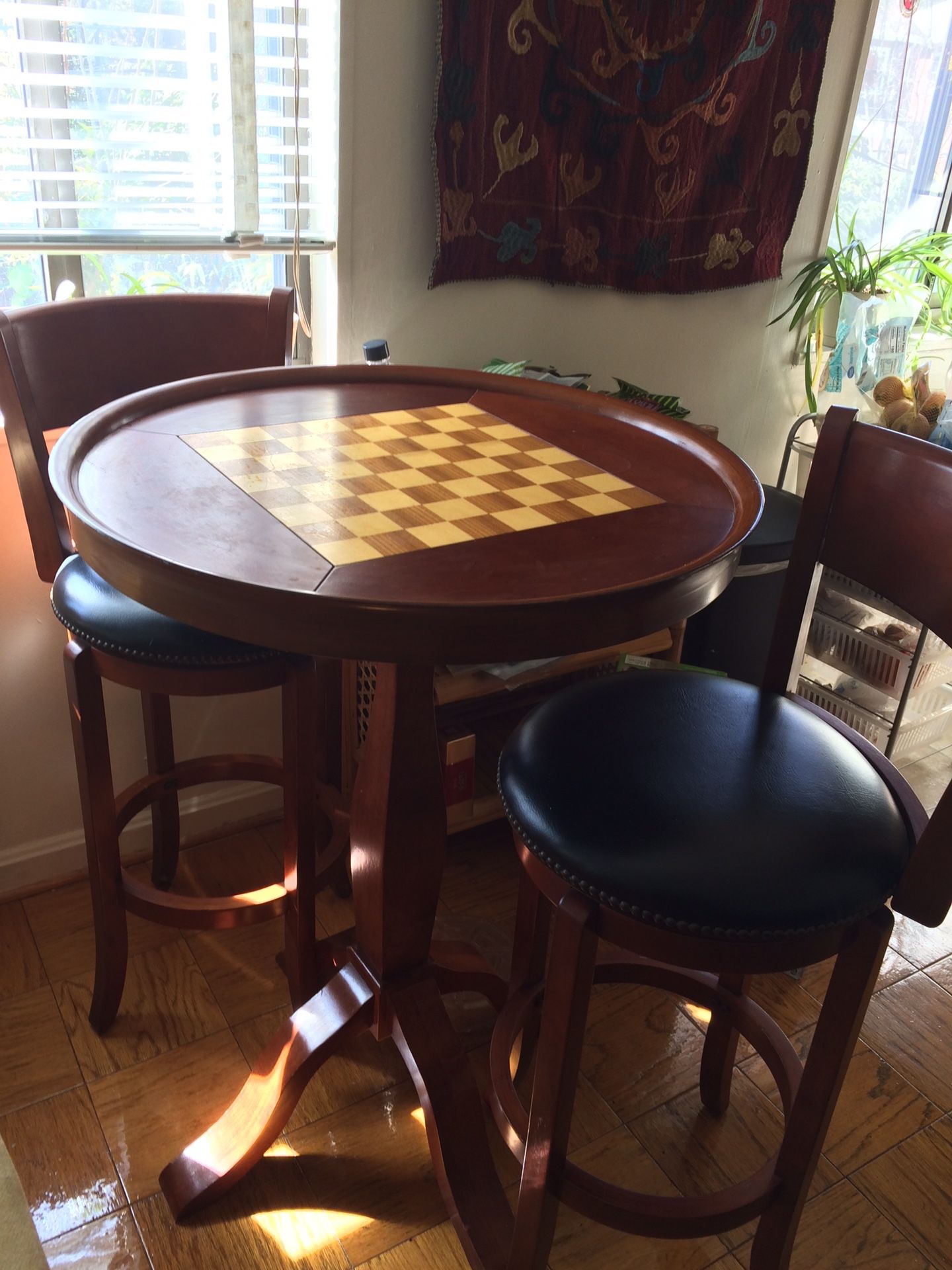 Gaming table + chairs