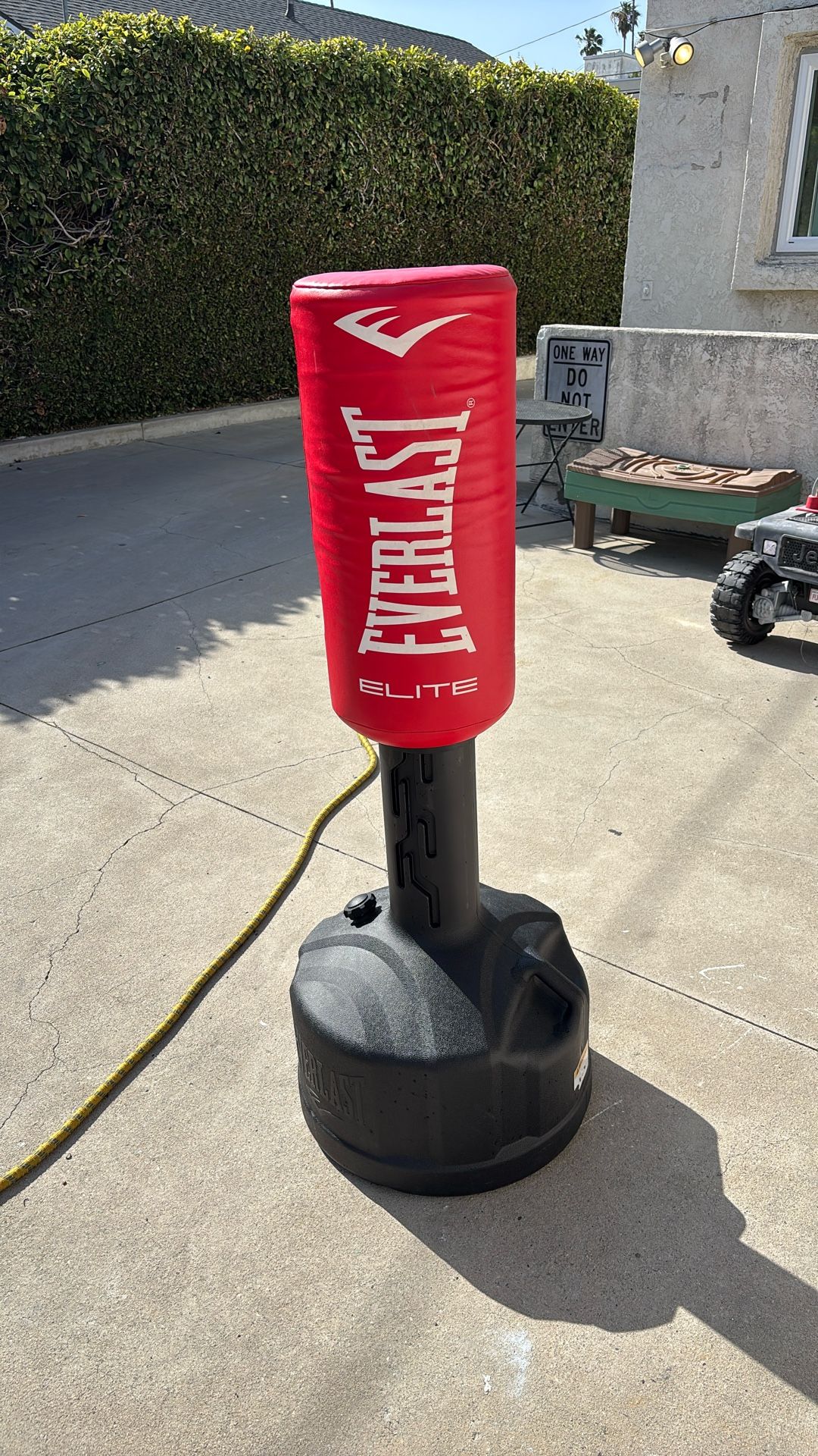 EVERLAST Elite: Freestanding Punching Bag