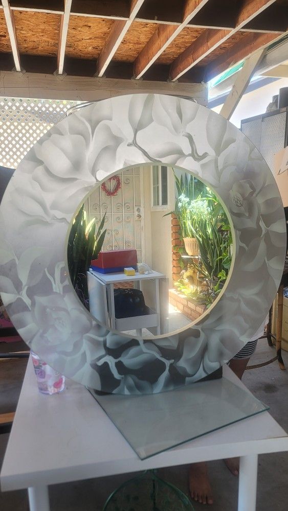 29" round mirror