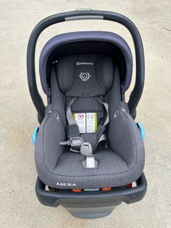 Uppa Baby Mesa baby car seat with bas