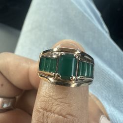 Beautiful 18k Ring With Emeralds 