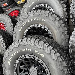 Vendo riñes nuevos 17x9 de ancho de 6-139.7 lugs con llantas 285/70/R17 🔥✅🚗