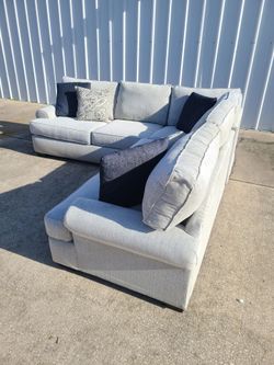 Light Gray L-Shaped Sectional Sofa (Smoke Free Pet Free) Can Deliver