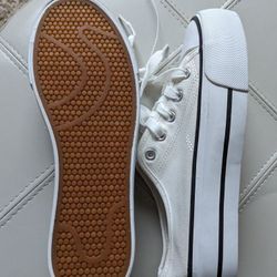 BRAND NEW Women's Size 6 Sneakers