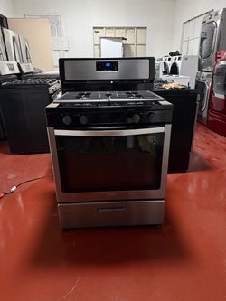Whirlpool 4-burner gas stove in perfect working condition. Delivery and installation available with a 3-month warranty.