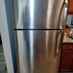 Frigidaire 20.4 Top Freezer Refrigerator 