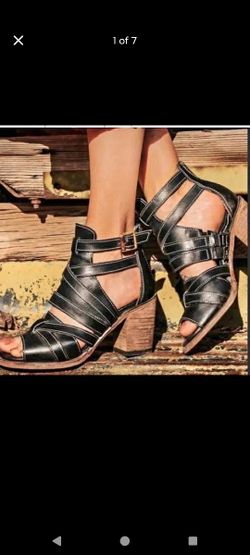 Free Bird *NEW* Claw Sandals in Black/Dark Gray mix
Size 8