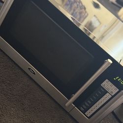 Oster 1000W Digital Microwave Oven