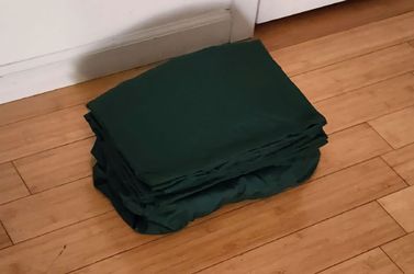 Room Essentials: Good Quality Queen Size Mattress Cover and 4 Regular size pillow Cover Set Green, New