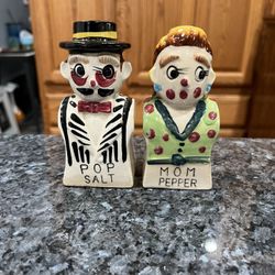 Vintage Mid Century Pop Salt and Mom Pepper pair of salt and pepper shakers.  Preowned no stoppers.  