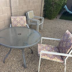 40” Round Outdoor Table And 4 Chairs 