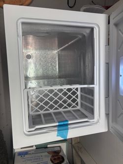Insignia Chest Freezer 3.5 Cubic Ft