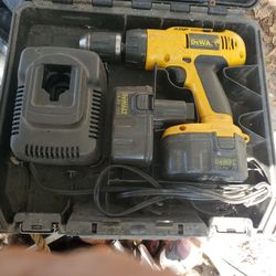 Taladro  trabaja Lento 1 Cargador 2 Baterias