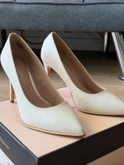 BCBGeneration Cream Pointed Toe Heels Gold Chain Trim Size 8.5M