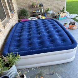 Queen Size Air Bed – Like New, $130(Northlake) 