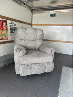 Gray Oversized Recliner – Excellent Condition