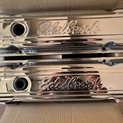 SET OF EDELBROCK VALVE COVERS FOR A SMALL BLOCK CHEVY